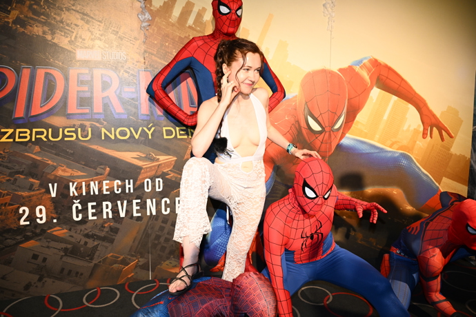 Eva Toulová se v odvážném průhledném outfitu opřela o Spider-Mana.