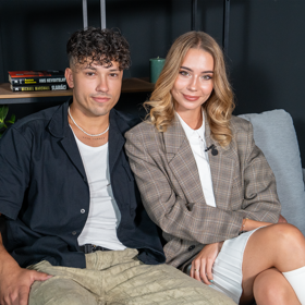 Laura s Dominikem v pořadu eXtra Host.