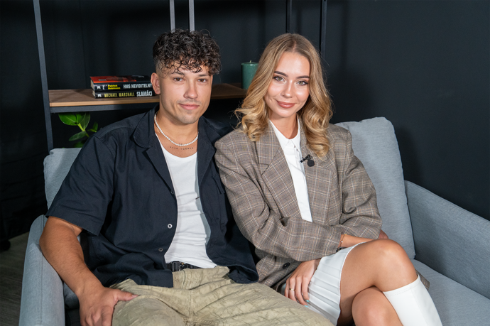 Laura s Dominikem v pořadu eXtra Host.