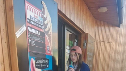FOTO: Jennifer společně s její maminkou prosí o pomoc.