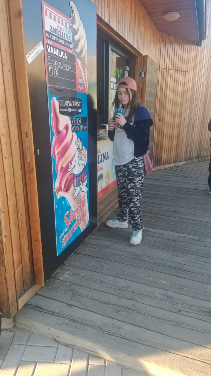 Jennifer společně s její maminkou prosí o pomoc. 