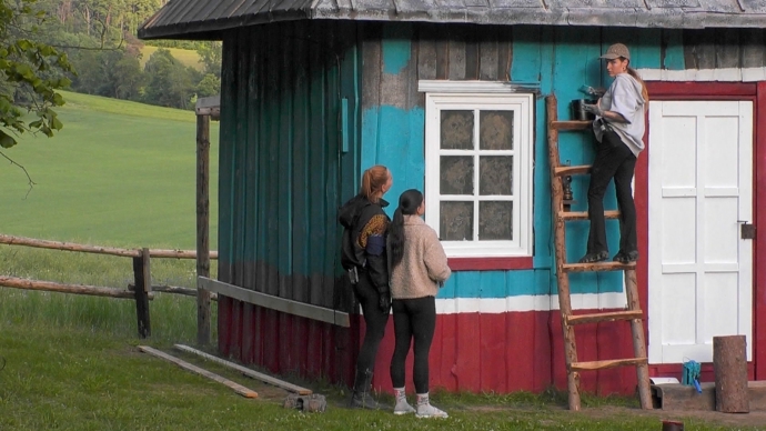 Farmáři museli přemalovat farmářský domek.