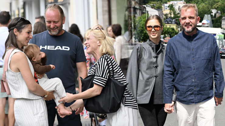 Celebrity na kolonádě.