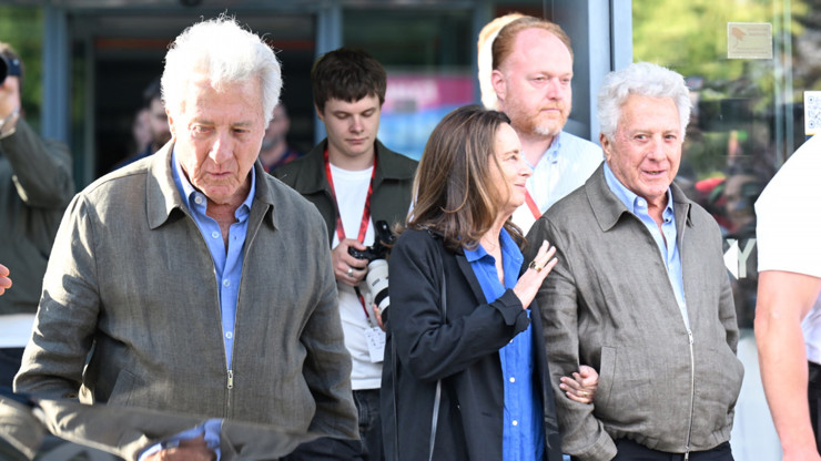 Dustin Hoffman unikl vedení festivalu.