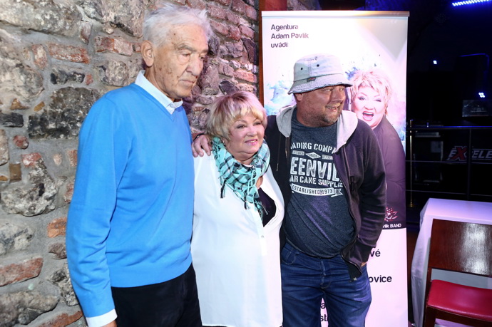 Společné turné zpěvaček Heidi Janků a Věry Špinarové přišel podpořit i Ivo Pavlík, který byl prvním manželem Věry a poté i Heidi. Na fotce vpravo je Adam Pavlík, společný syn Iva a Věry.