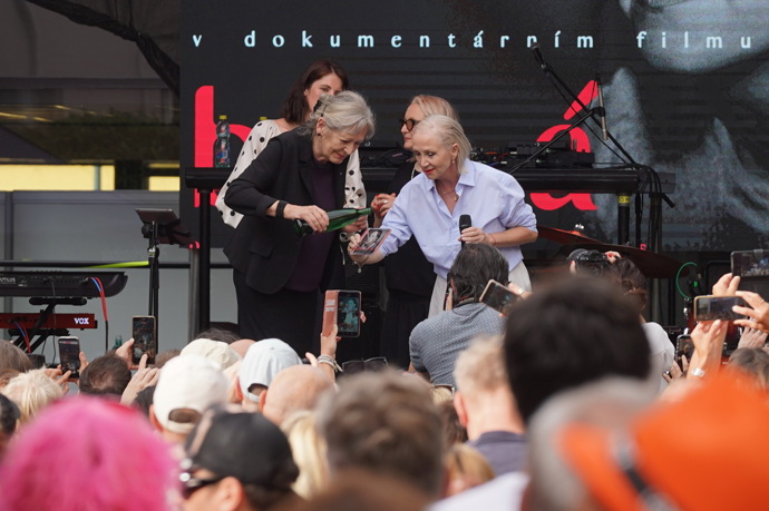Bára Basiková s Helenou Třeštíkovou po premiéře ještě pokřtily album s písničkami z dokumentu. 