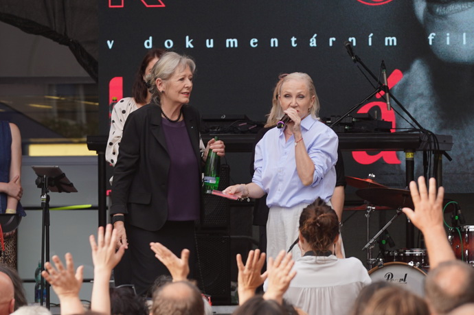Helena Třeštíková si následně poslechla Báry koncert. 