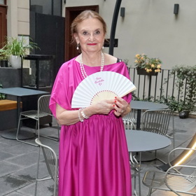 Eva Holubová doplnila růžové maxišaty dvojitým závěsem perel.