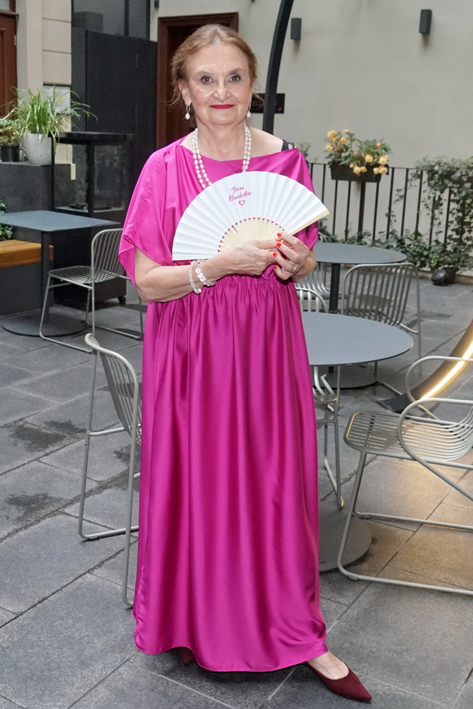 Eva Holubová oblékla sytě růžové večerní šaty a doplnila je závěsem perel. 