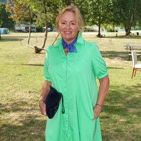 Jitka Sedláčková oblékla neonově zelené letní šaty, doplněné o světlé sandálky a modrý šátek.