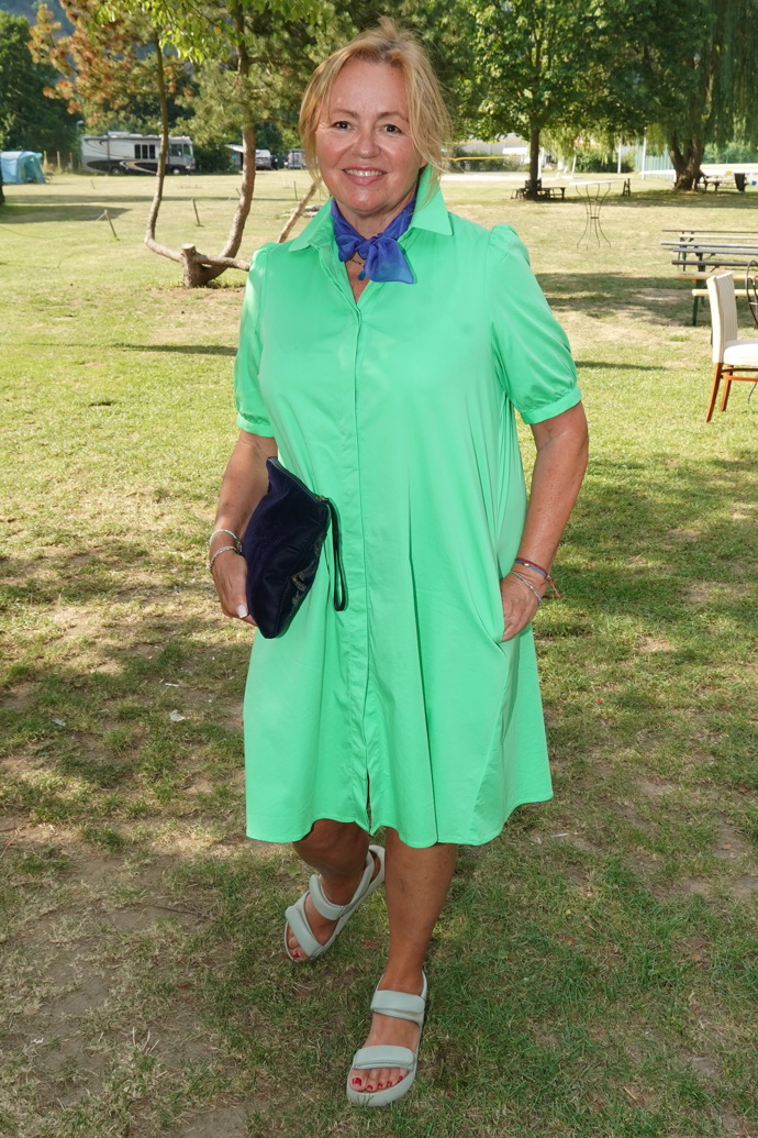 Jitka Sedláčková oblékla neonově zelené letní šaty, doplněné o světlé sandálky a modrý šátek.
