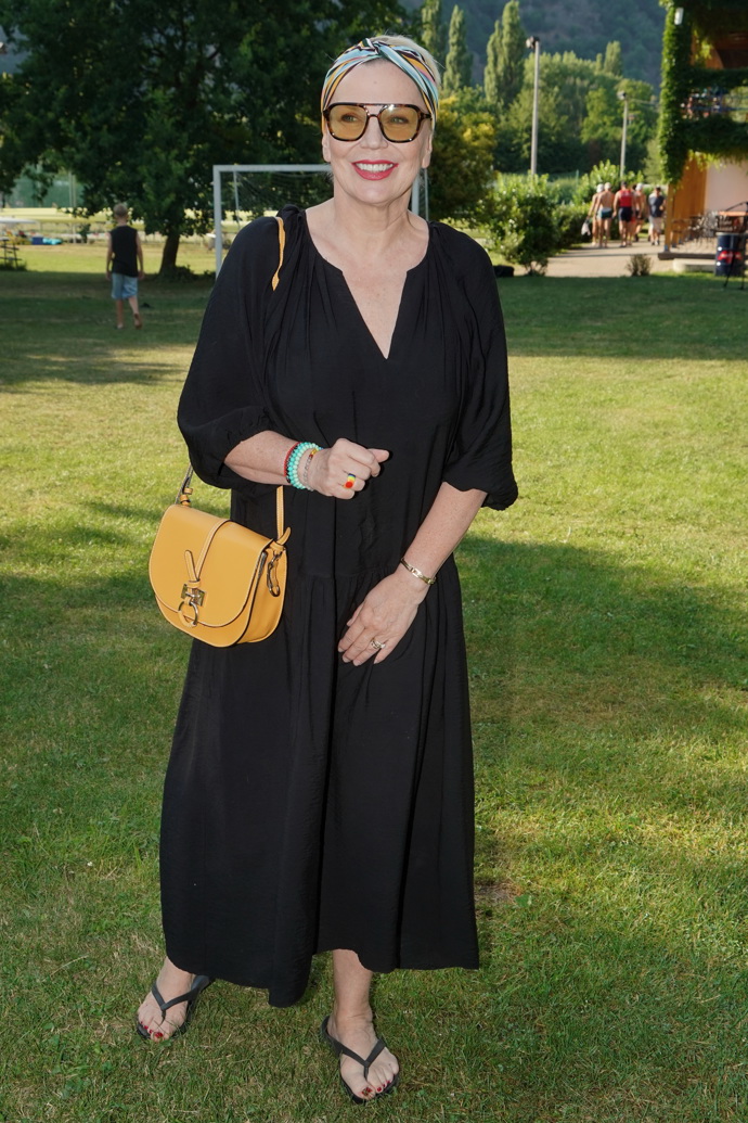 Kateřina Kornová rozzářila černé šaty žlutou kabelkou. 