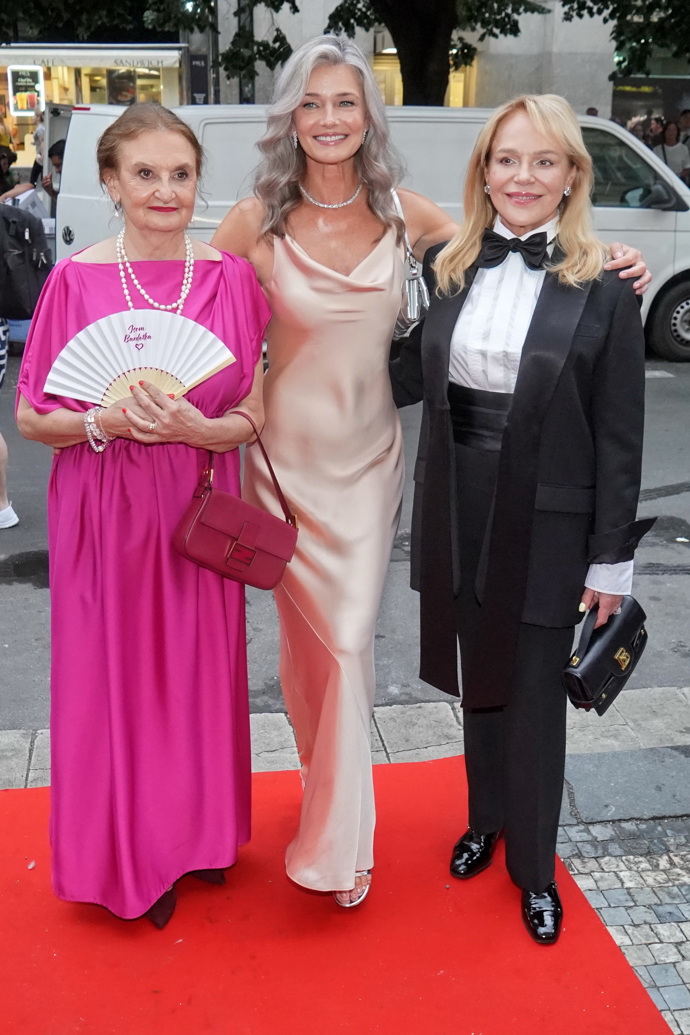 Eva Holubová, Pavlína Pořízková a Dagmar Havlová - nemohou být na první pohled rozdílnější, přesto je spojuje silné přátelství.