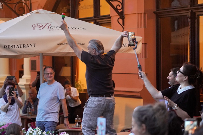 Oslava pak pokračovala na zahrádce jedné z restaurací, kde si Macháček střihl další taneček.