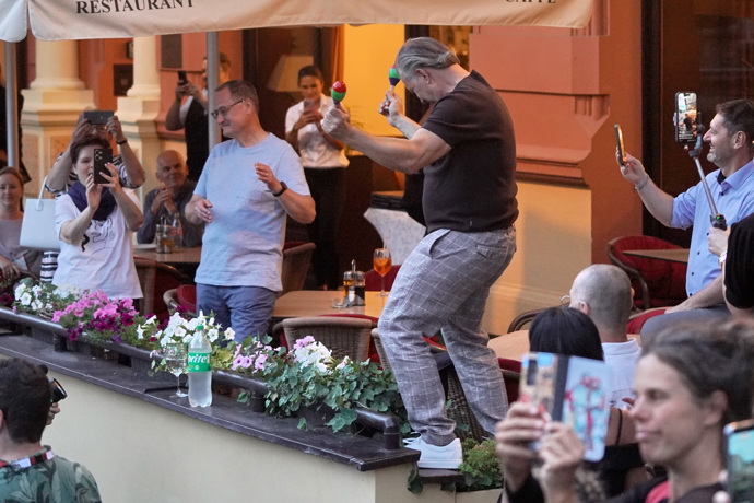 Během něj nezapomněl zavítat do truhlíku s květinami.