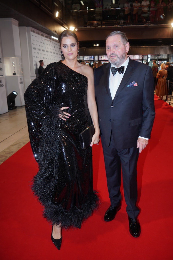 Ornella Koktová přišla v doprovodu svého manžela Josefa. 