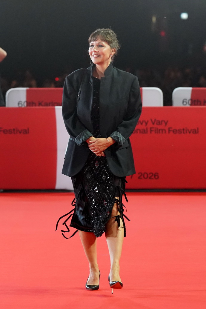 Americká herečka Maggie Gyllenhaal patřila mezi nejvýraznější zahraniční tváře, které na letošní ročník festivalu dorazily. Do Karlových Varů si herečka přivezla i tento lesklý kousek s efektní sukní, který zkombinovala s ležérním sakem