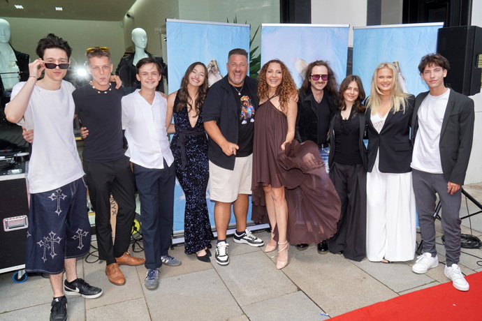 Olga Lounová s hereckým obsazením svého filmu Brigáda.