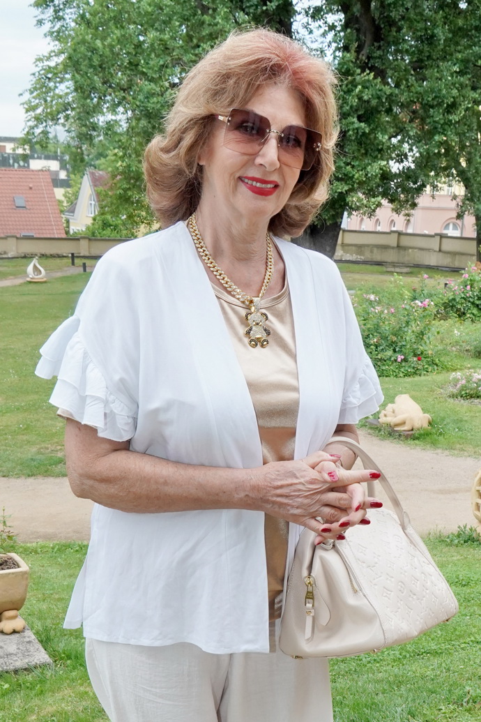 Saskia Burešová ví, jak si díky oblečení ubrat pár let.