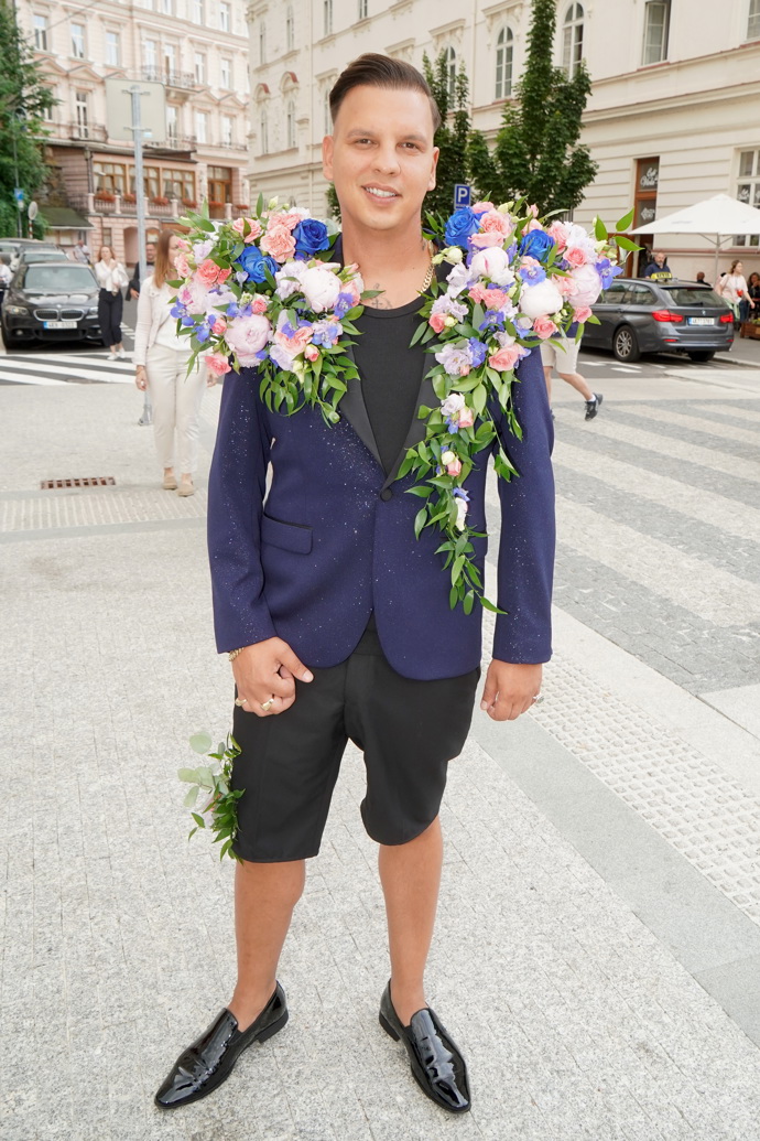Zpěvák JeyBy vynesl suverénně nejoriginálnější outfit filmového festivalu ve Varech.