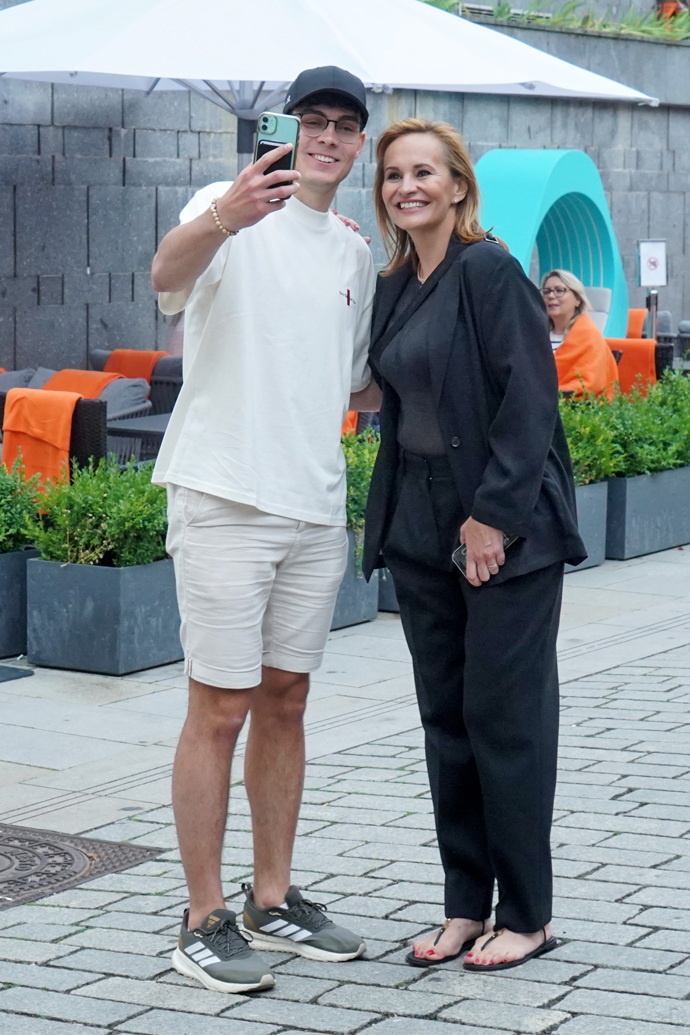 Monika se s fanoušky ochotně fotila.