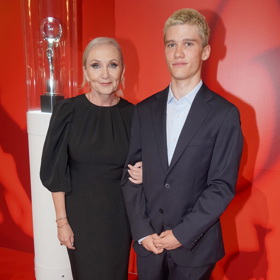 Sedmnáctiletý Theodor sám projevil zájem doprovodit maminku na premiéru dokumentu.