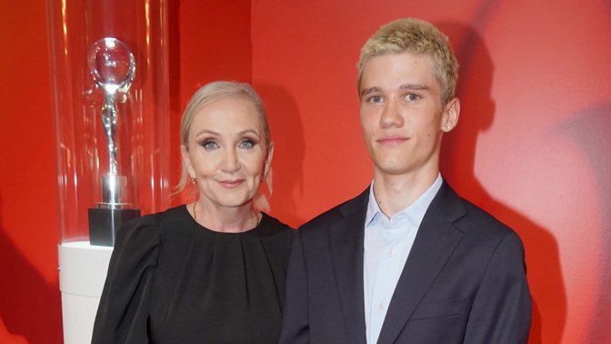 KVIFF 2026: Bára Basiková na premiéře dokumentu Heleny Třeštíkové se synem Theodorem