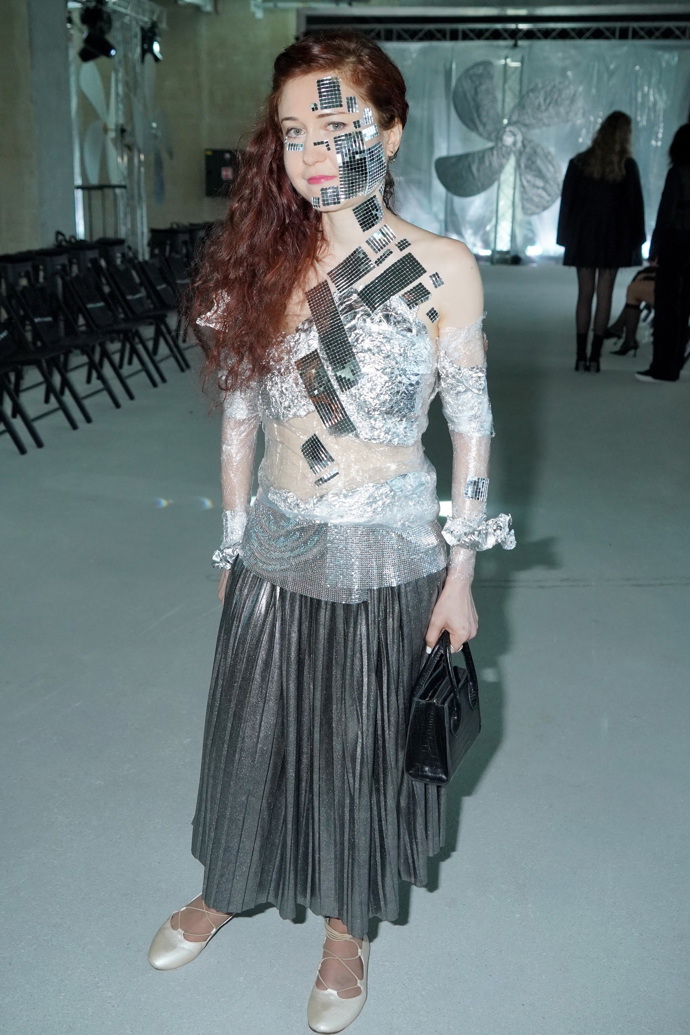 Eva Toulová byla jako vždy extravagantní - nechala se polepit metalickými nálepkami. 