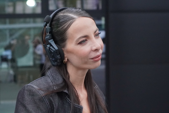 Odvážné modely jako stvořené pro červený koberec představí návrhářka Debbie Brown.