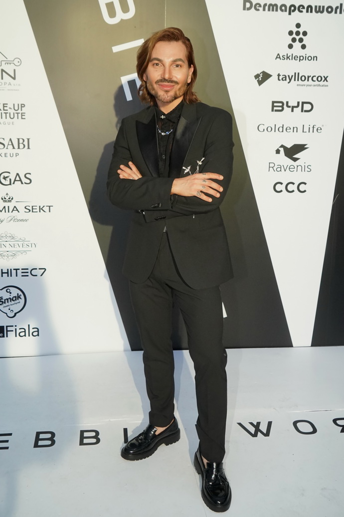 Stylista Sam Dolce zvolil kompletně černý outfit. 