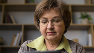 „Máma utratila všechny peníze a teď očekává, že ji budu živit,“ svěřuje se Alžběta