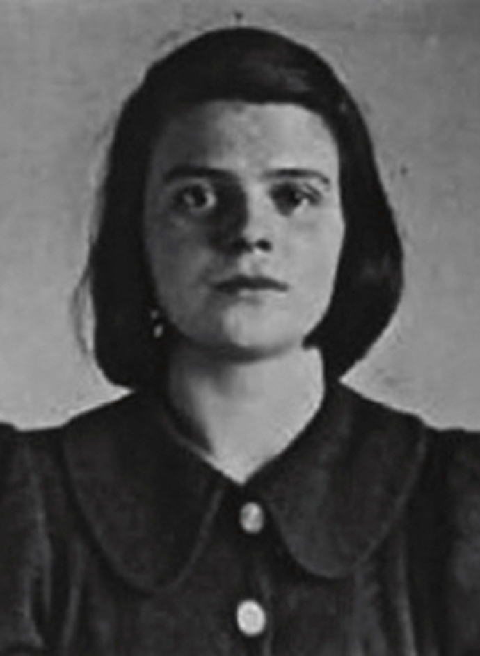 Fotografie Sophie Schollové po zatčení Gestapem, 18. února 1943 Fotografie Sophie Schollové po zatčení Gestapem, 18. února 1943