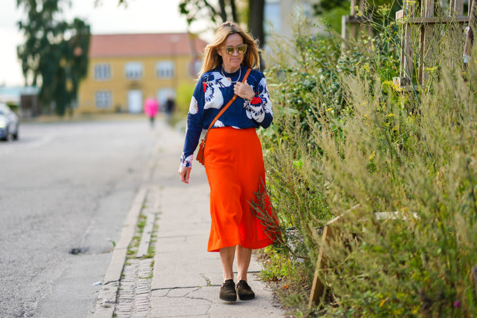 Áčkové sukně vytváří krásné křivky. Velmi lichotí i ženám s oblejšími boky a širšími stehny. Letos se nosí plátěné modely, které jsou dokonale vzdušné. 