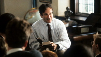 Společnost mrtvých básníků (Dead Poets Society)
Snímek v hlavní roli s Robinem Williamsem získal Oscara za nejlepší scénář a ve třech dalších kategoriích byl na Oscara nominovaný. Robin Williams zde hraje učitele anglické literatury, který přichází na chlapeckou školu ve Vermontu s úplně novými metodami. Tenhle film vás dostane do nostalgické nálady i přesto, že jste na internátní chlapeckou školu nikdy nechodila.
Společnost mrtvých básníků (Dead Poets Society)
Snímek v hlavní roli s Robinem Williamsem získal Oscara za nejlepší scénář a ve třech dalších kategoriích byl na Oscara nominovaný. Robin Williams zde hraje učitele anglické literatury, který přichází na chlapeckou školu ve Vermontu s úplně novými metodami. Tenhle film vás dostane do nostalgické nálady i přesto, že jste na internátní chlapeckou školu nikdy nechodila.