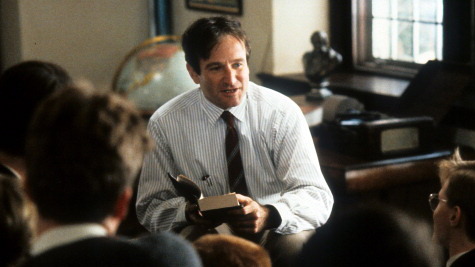 Společnost mrtvých básníků (Dead Poets Society)

Snímek v hlavní roli s Robinem Williamsem získal Oscara za nejlepší scénář a ve třech dalších kategoriích byl na Oscara nominovaný. Robin Williams zde hraje učitele anglické literatury, který přichází na chlapeckou školu ve Vermontu s úplně novými metodami. Tenhle film vás dostane do nostalgické nálady i přesto, že jste na internátní chlapeckou školu nikdy nechodila.
