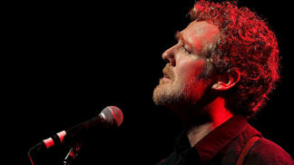 Při tragické nehodě zemřel irský muzikant Glen Hansard, muž, který změnil holce z Moravy život