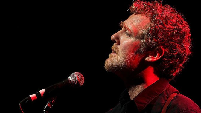 Při tragické nehodě zemřel irský muzikant Glen Hansard, muž, který změnil holce z Moravy život