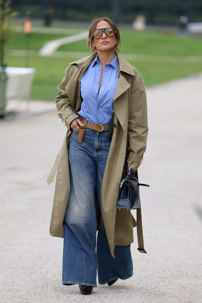 Po padesátce ve vrcholné formě a svůdná jako nikdy dřív. Jennifer Lopez předvedla v Paříži sérii dechberoucích outfitů Po padesátce ve vrcholné formě a svůdná jako nikdy dřív. Jennifer Lopez předvedla v Paříži sérii dechberoucích outfitů