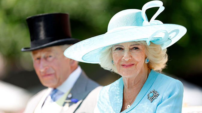 Královna Camilla inspiruje vytříbeným stylem. Rok před osmdesátkou se nebojí zářivých barev, její účes je ikonický
