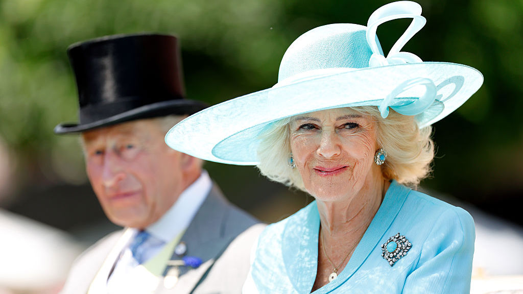 Královna Camilla inspiruje vytříbeným stylem. Rok před osmdesátkou se nebojí zářivých barev, její účes je ikonický