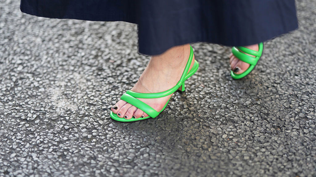 Šest trendů, které se po letech vrací: Neon, trapézové šaty i tankiny jsou zpět, letos v překvapivě elegantní podobě