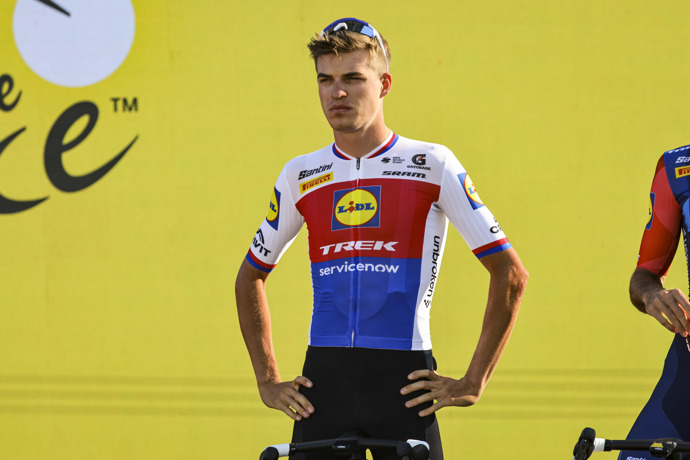 Mathias je pohledným mladým mužem Mathias je pohledným mladým mužem