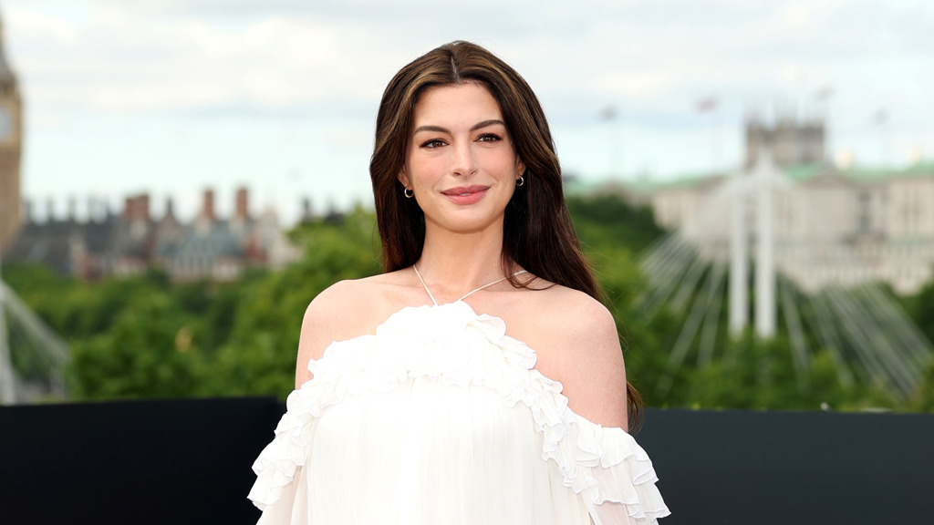 Jak dosáhnout vlasů jako Anne Hathaway? Luxusní hřívu má i v těhotenství. Vsaďte na face framing a staré dobré natáčky
