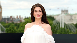 Jak dosáhnout vlasů jako Anne Hathaway? Luxusní hřívu má i v těhotenství. Vsaďte na face framing a staré dobré natáčky