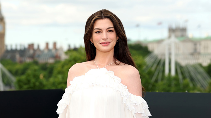 Jak dosáhnout vlasů jako Anne Hathaway? Luxusní hřívu má i v těhotenství. Vsaďte na face framing a staré dobré natáčky
