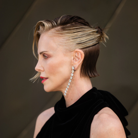 Bohyně krásy: Dechberoucí Charlize Theron (50) na premiérách čaruje s rozparky, krátkými šortkami i holými zády Bohyně krásy: Dechberoucí Charlize Theron (50) na premiérách čaruje s rozparky, krátkými šortkami i holými zády
