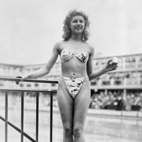 Bikini z látky se vzorem novinového tisku předvedla devatenáctiletá Micheline Bernardini, Bikini z látky se vzorem novinového tisku předvedla devatenáctiletá Micheline Bernardini,