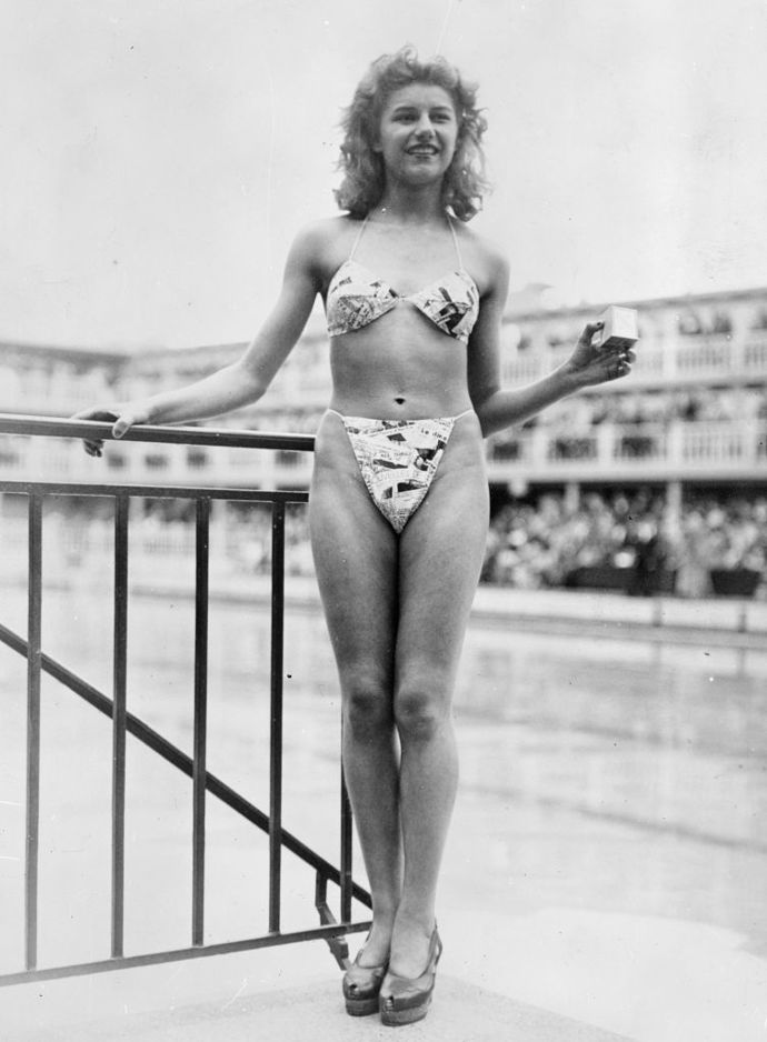 Bikini z látky se vzorem novinového tisku předvedla devatenáctiletá Micheline Bernardini, Bikini z látky se vzorem novinového tisku předvedla devatenáctiletá Micheline Bernardini,