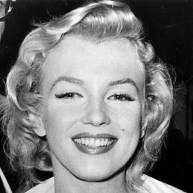 Trik s umělými řasami

Kouzlo Marilyn Monroe spočívalo v tom, že dokázala být neuvěřitelně okouzlující a zároveň nedbale elegantní. Jeden z jejích triků spočíval v přirozeně vypadajících řasách, a to i když nosila umělé. Nikdy si je totiž nenalepila celé, vždy odstřihla půlku, kterou si nalepila z vnější strany oka.
