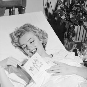 Doslova spala do krásy

Jak je o Marilyn známo, nesnášela pyžama a noční košile, takže spala ve své extra široké posteli a luxusním povlečení nahá. Marilyn zkátka veděla, jak si nechat zdát sladké sny, spánek milovala. Jednou také uvedla „V neděli, což je můj odpočinkový den, mi někdy trvá až dvě hodiny než se zcela vzbudím a vstanu. Užívám si každý moment ospalosti.“
